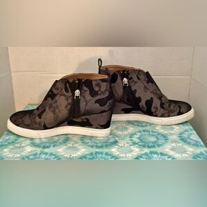PAOLA WOMENS SNEAKERS, WEDGE, BLACK/ GREY CAMO, size 7.5